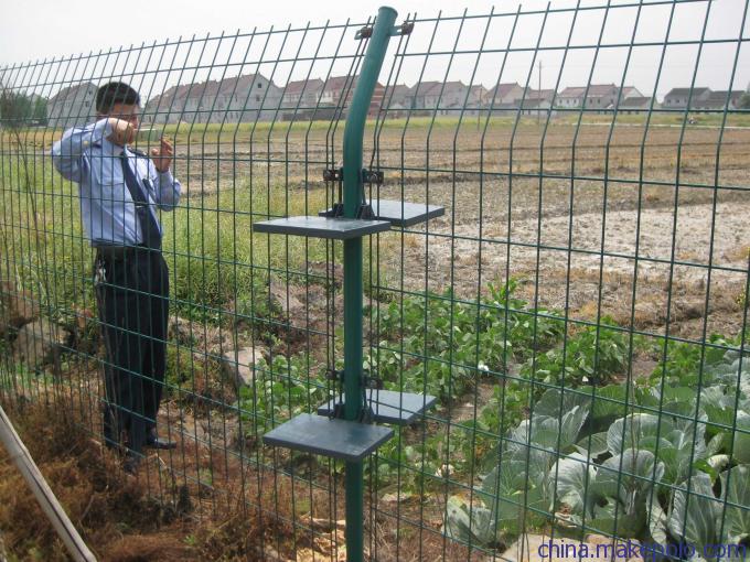 修建铁丝网和铁丝护栏网